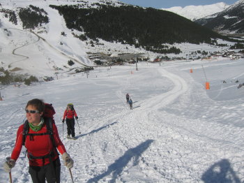 La Gemma en primer terme pujant per les pistes del Grau Roig